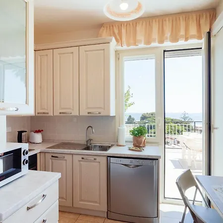 Guesthost - Tre Ponti Panoramic Seaview Apartamento *